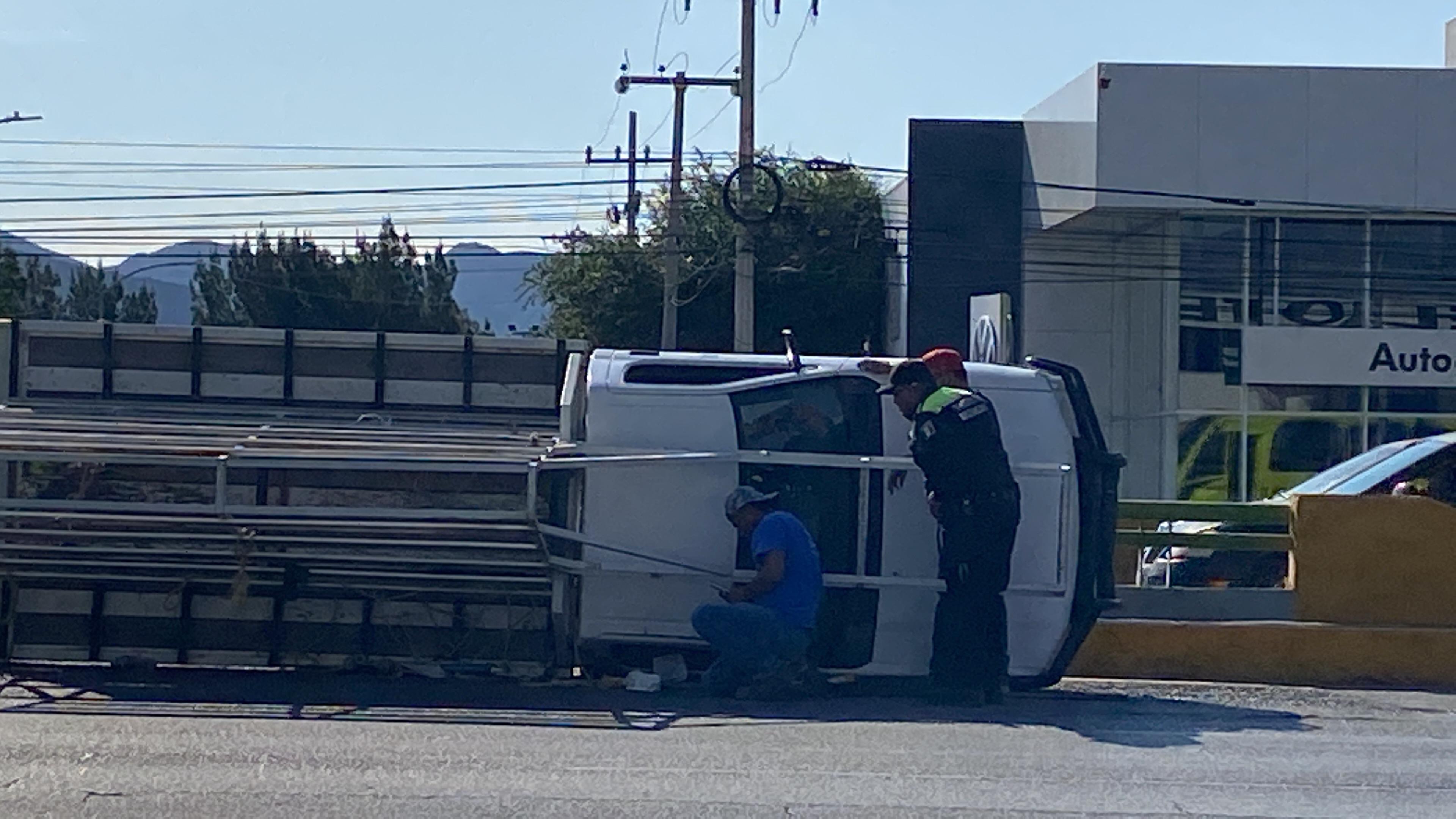 Presunto cerrón provocó la volcadura de una camioneta en Saltillo