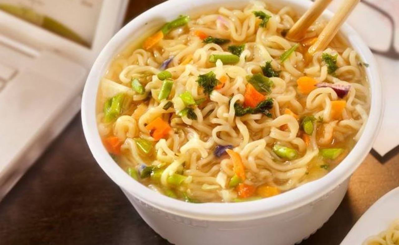 Las sopas instantáneas contienen altos niveles de sodio y aditivos poco recomendables para el consumo frecuente.