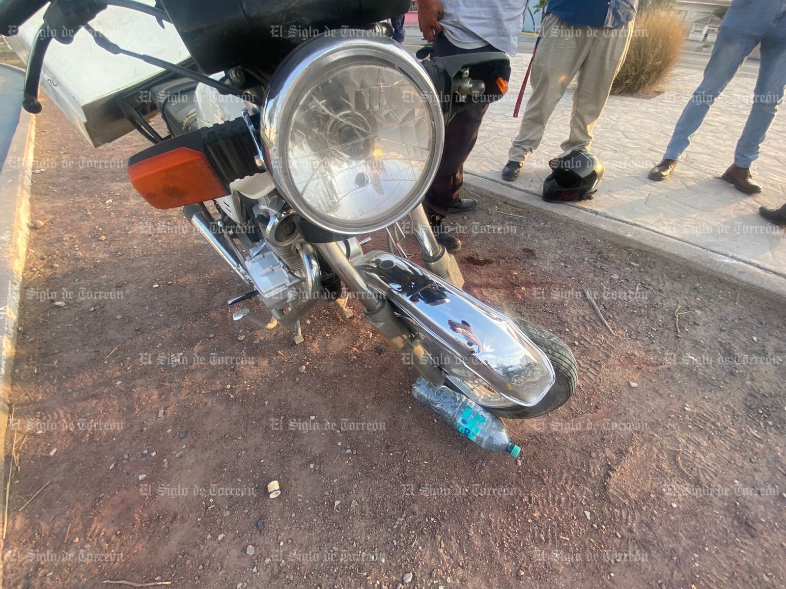 Joven sufren accidente de moto frente a la colonia Fidel Velázquez de Gómez Palacio