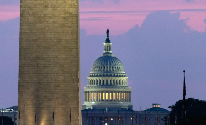 Congresistas hispanos rechazan impuesto a remesas propuesto por Trump