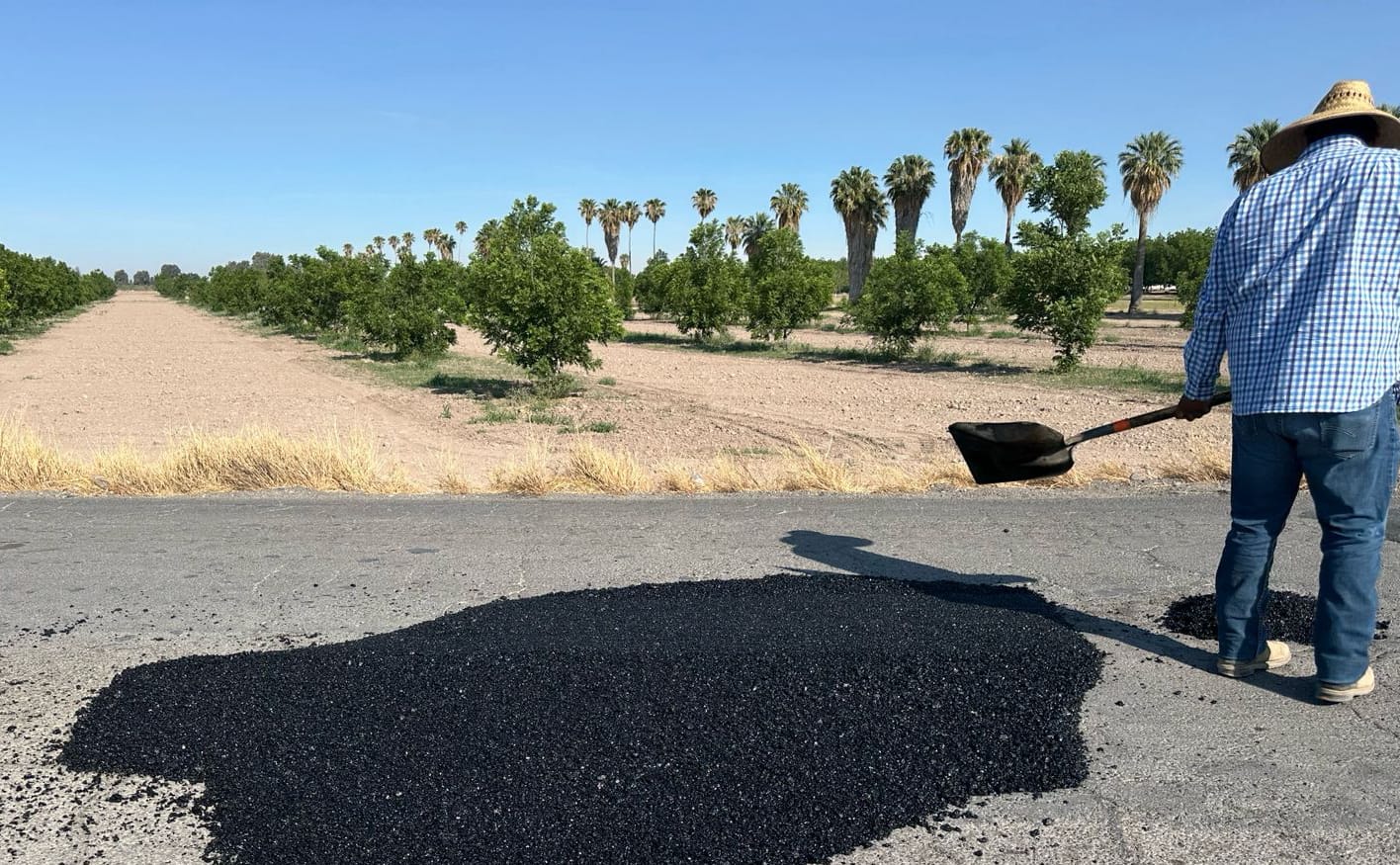 Intensifican bacheo en caminos ejidales de San Pedro