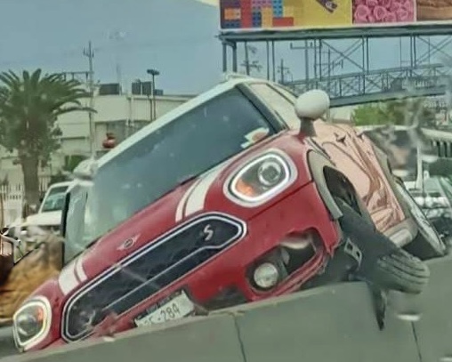Mini Cooper termina sobre ballena de concreto tras choque con camión de gas en Saltillo
