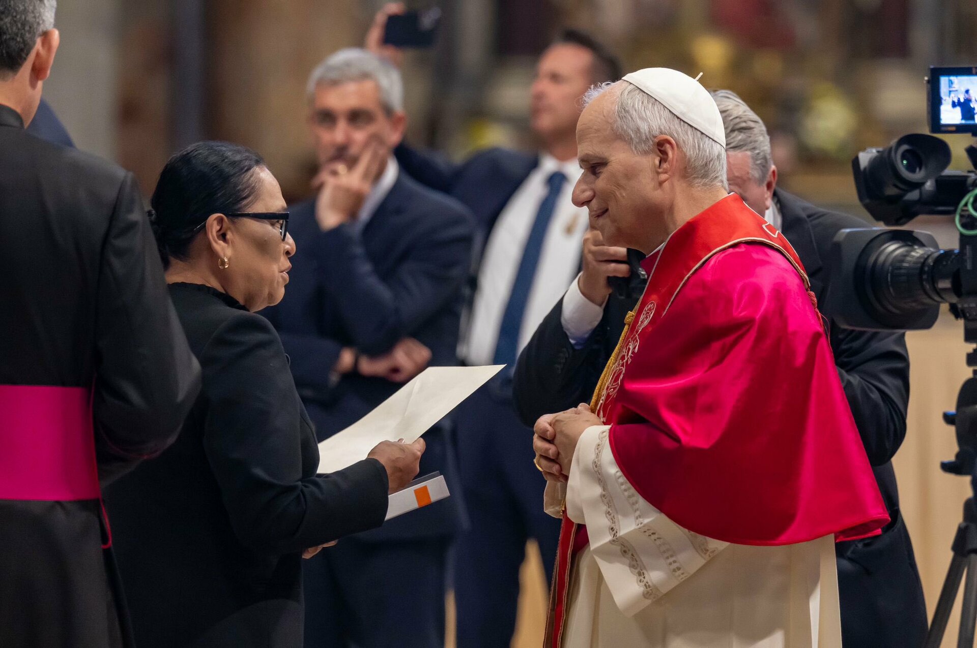 Rosa Icela entrega carta de invitación a México a papa León XIV