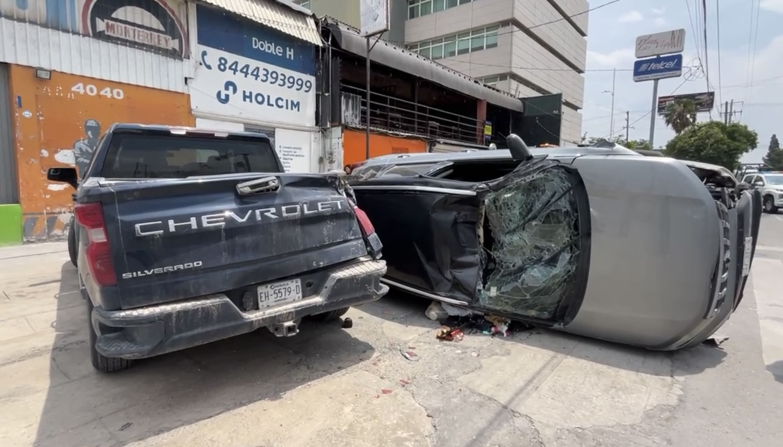 Vuelca camioneta tras ser impactada por vehículo en Saltillo