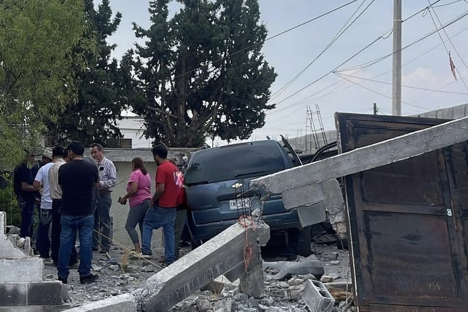 Menor impacta la camioneta que conducía contra una casa de la colonia Lomas del Pedregal