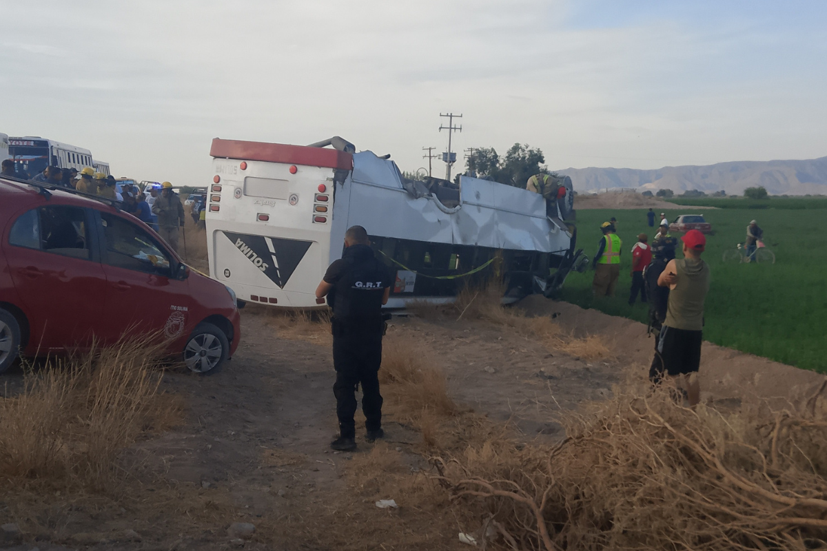 Volcadura de camión de pasajeros en Matamoros deja un menor fallecido