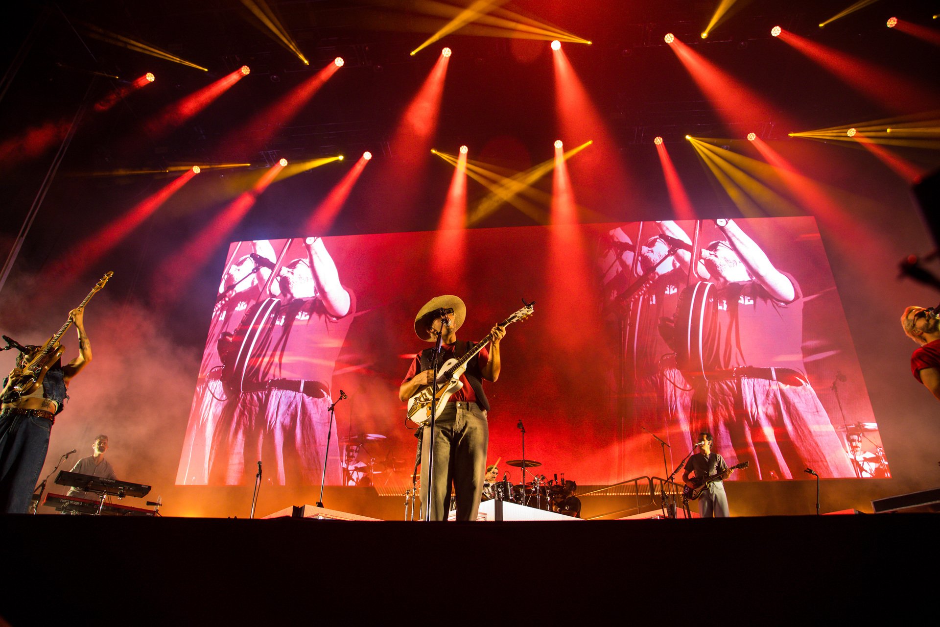Morat ofreció un emotivo show en el Estadio de la Revolución de Torreón, marcando el inicio de su gira Asuntos Pendientes 2025 ante miles de fans que corearon cada canción. (FOTOS: ENRIQUE CASTRITA) 