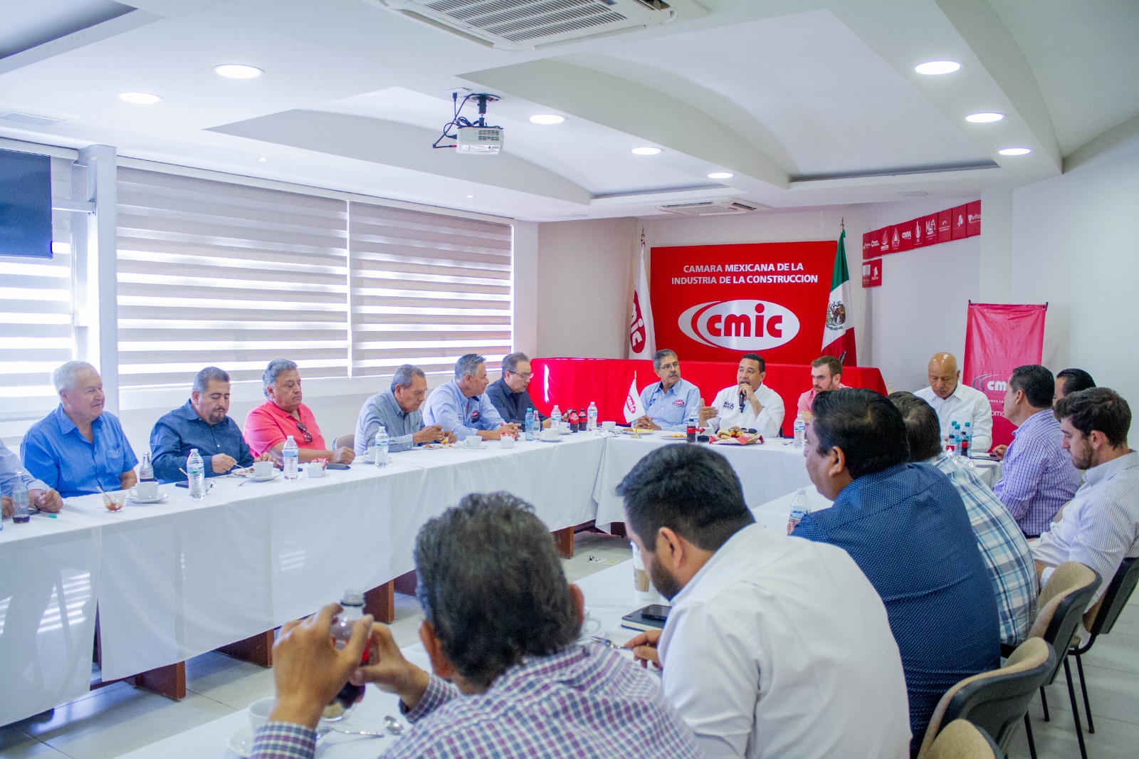 Raúl Meraz acuerda con constructores ejercer obras con empresas locales