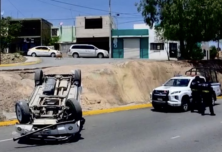 Cae camioneta de al menos 3 metros de altura en la colonia La Madrid
