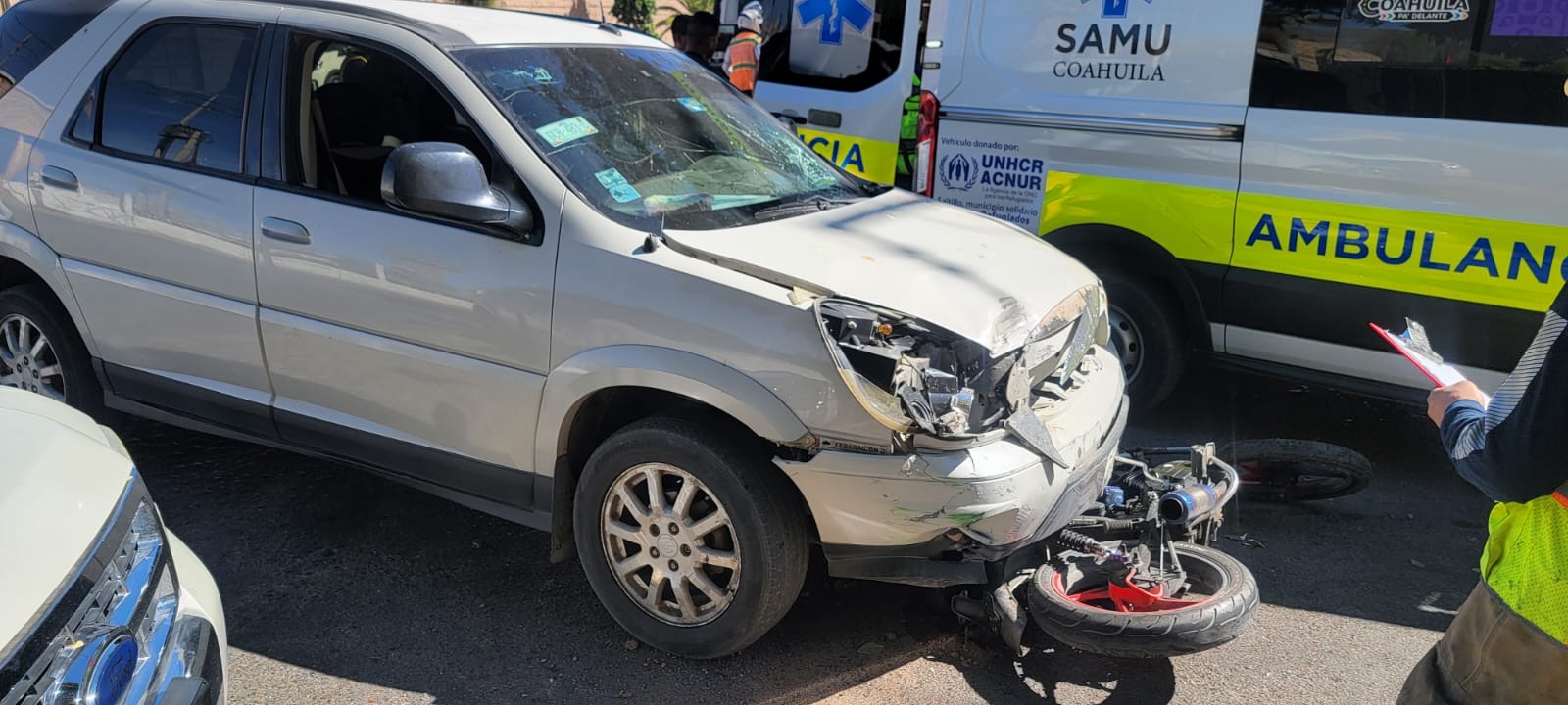 Menor de edad en moto es impactado por camioneta en Torreón
