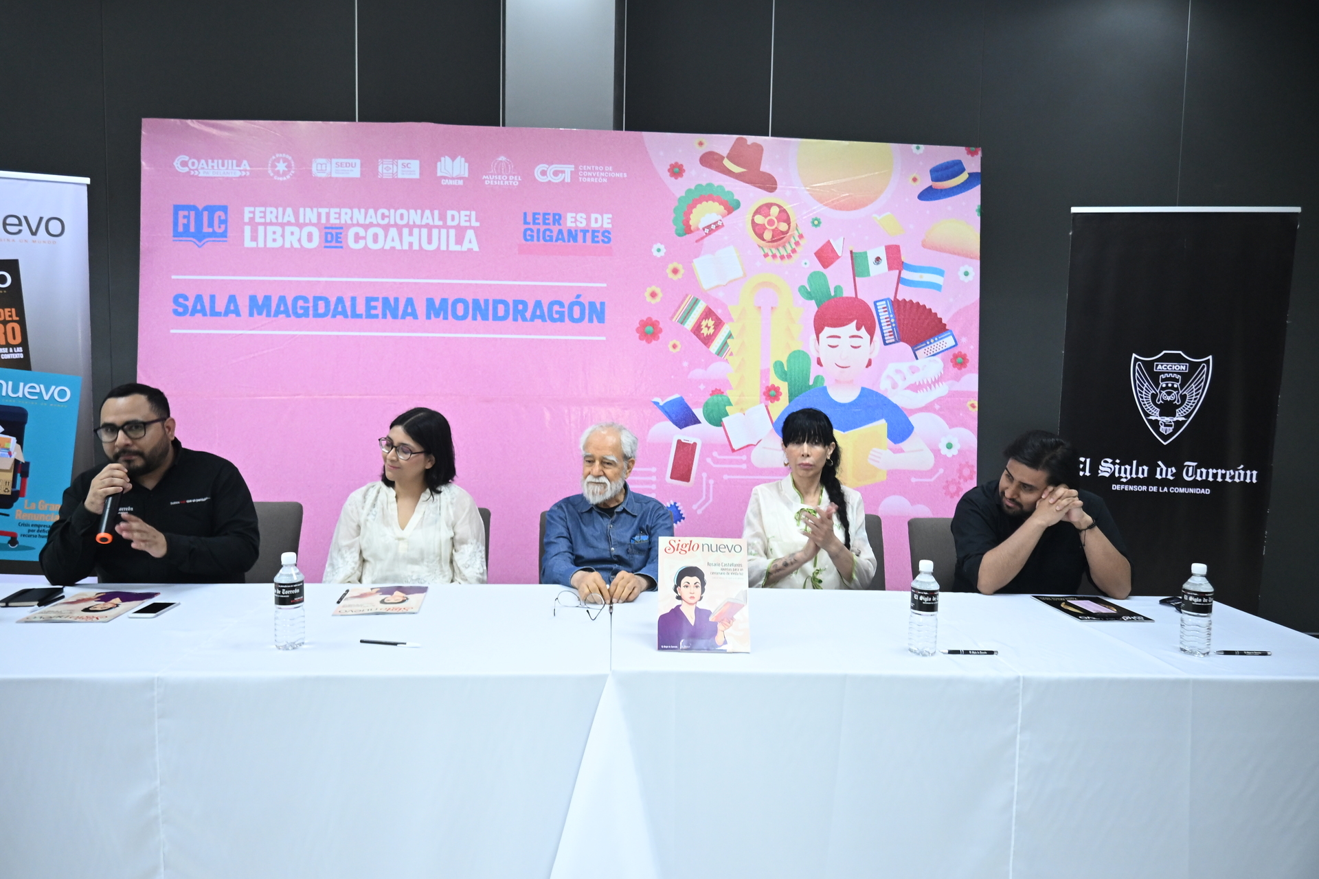 Invitados. Los colaboradores Sofía Gamón, Saúl Rosales, Aurora Hernández y Alfredo Castro participaron en esta mesa en la FILC Región Laguna.

