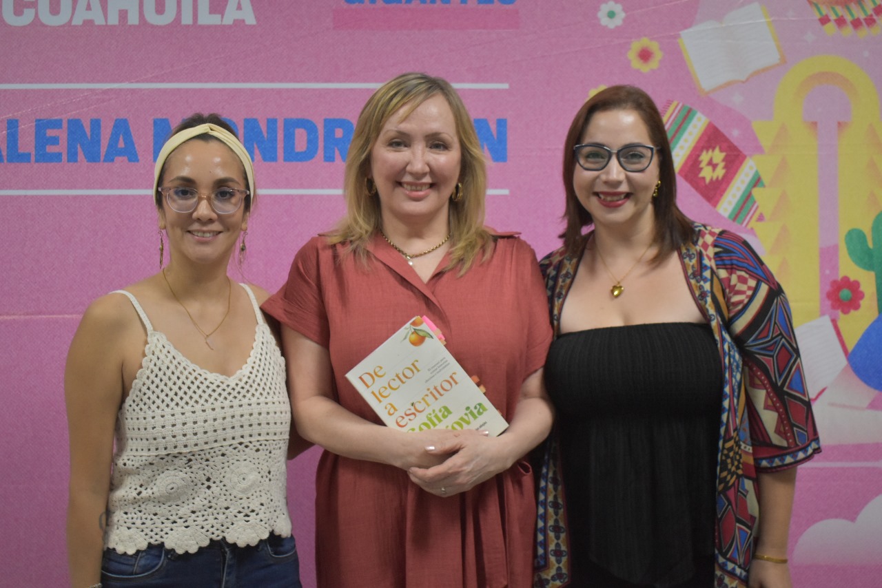 Conversación. La escritora regiomontana presentó su libro De lector a escritor.
