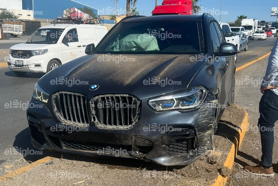 Se impacta contra ballenas y las proyecta contra auto de lujo en puente de Gómez Palacio