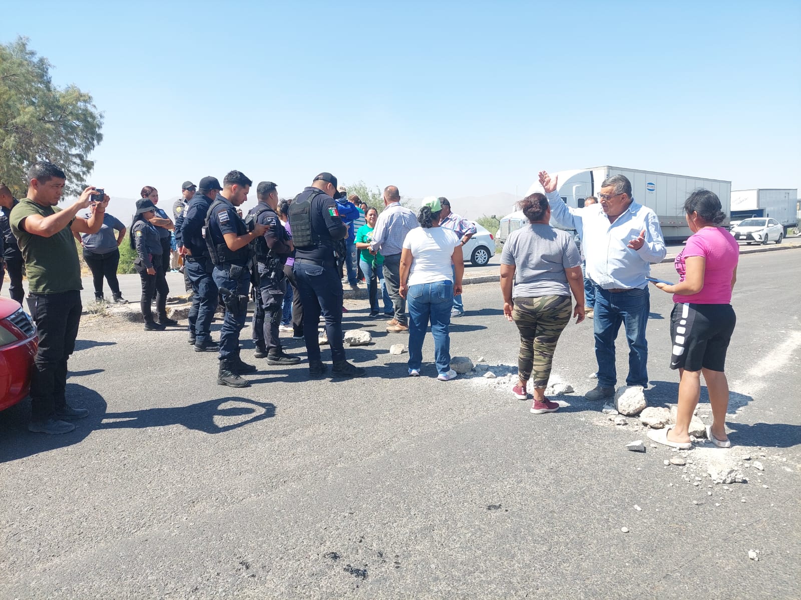 Bloquean carretera y se manifiestan en presidencia de San Pedro por falta de agua