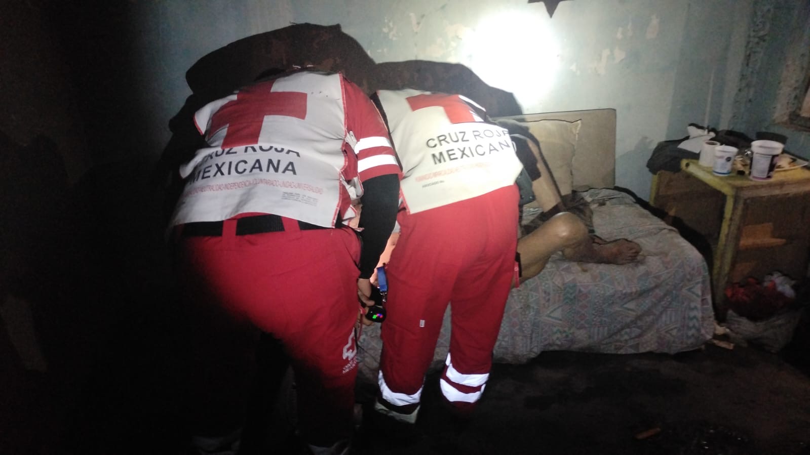 Agentes de la Policía de Torreón auxilian a adulto mayor y detienen a dos por invasión