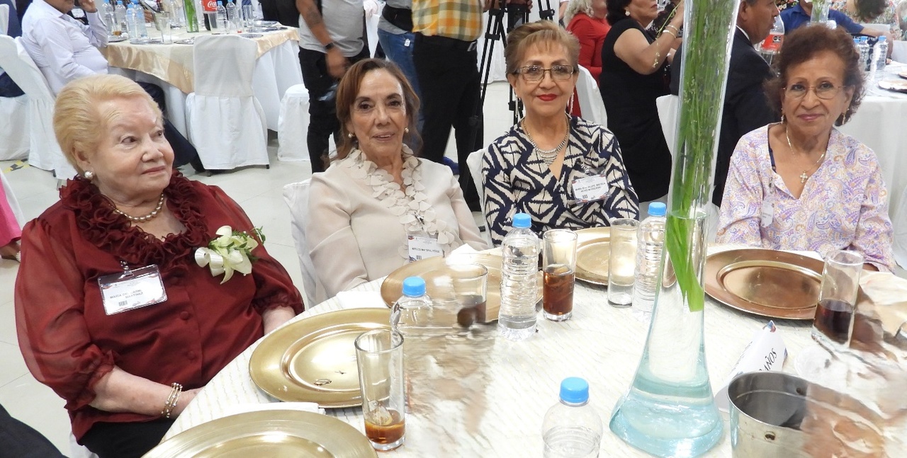 Maestras Ma. del Carmen Mota, Rebeca Mayoral, María Gpe. Reyes y Ma. de Lourdes Ramírez, reconocidas por sus 50 años de servicio en la SEP de Durango, ejemplo de vocación y entrega en la educación.