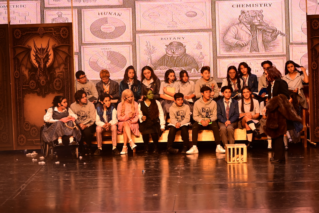 Jóvenes del Colegio Cervantes en plena actuación durante la obra musical Wicked en el Teatro Nazas.