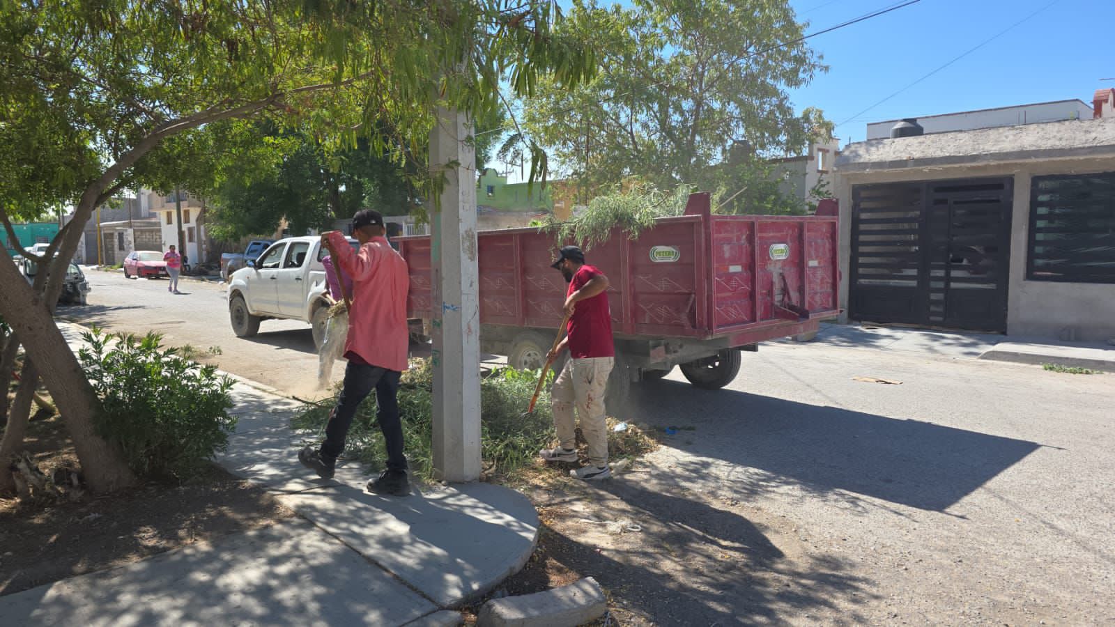 Realizan trabajos de limpieza en plazas públicas de Lerdo