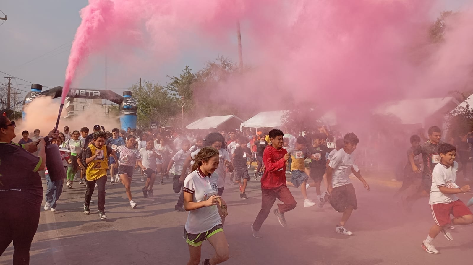Realizan carrera Neón por el Día del Estudiante en San Pedro