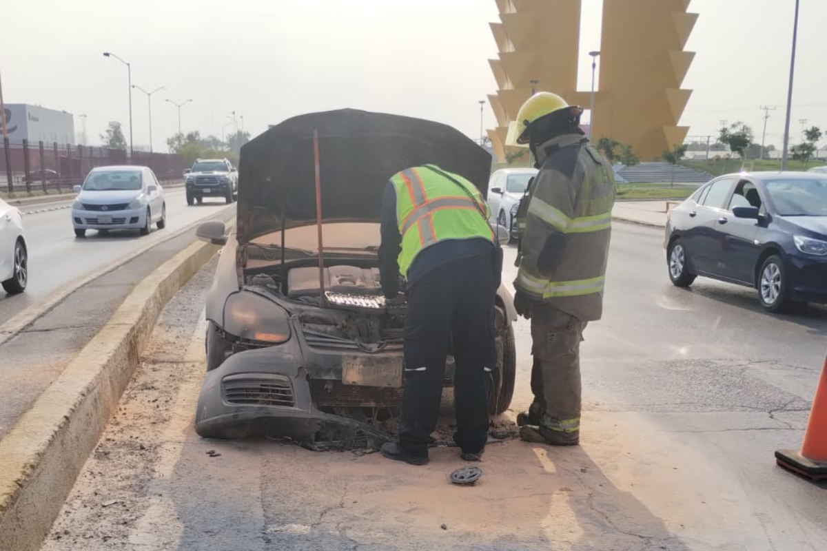 Llamas consumen auto sobre el Periférico de Torreón, no hay lesionados