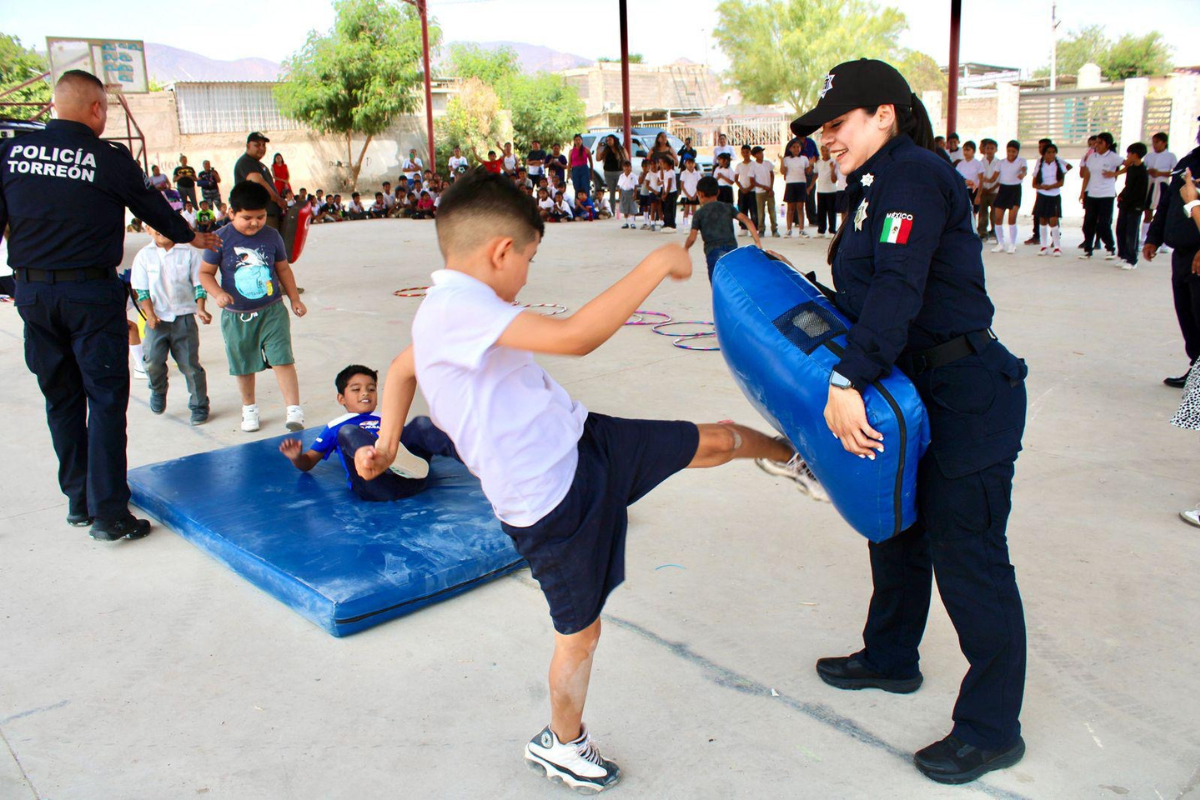 Alumnos de Viesca conviven con policías de Torreón en jornada educativa y preventiva