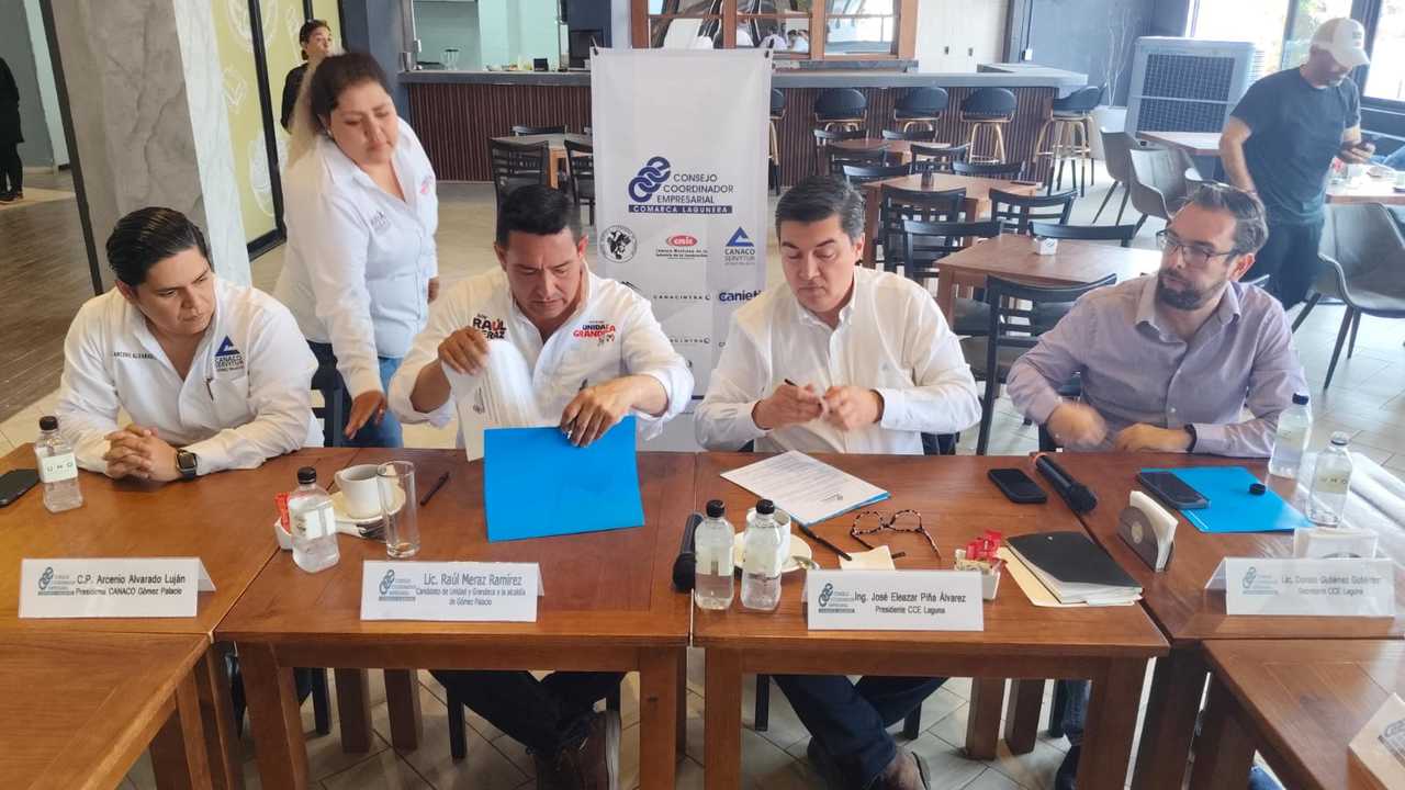 El candidato Raúl Meraz firmó un compromiso con el CCE.