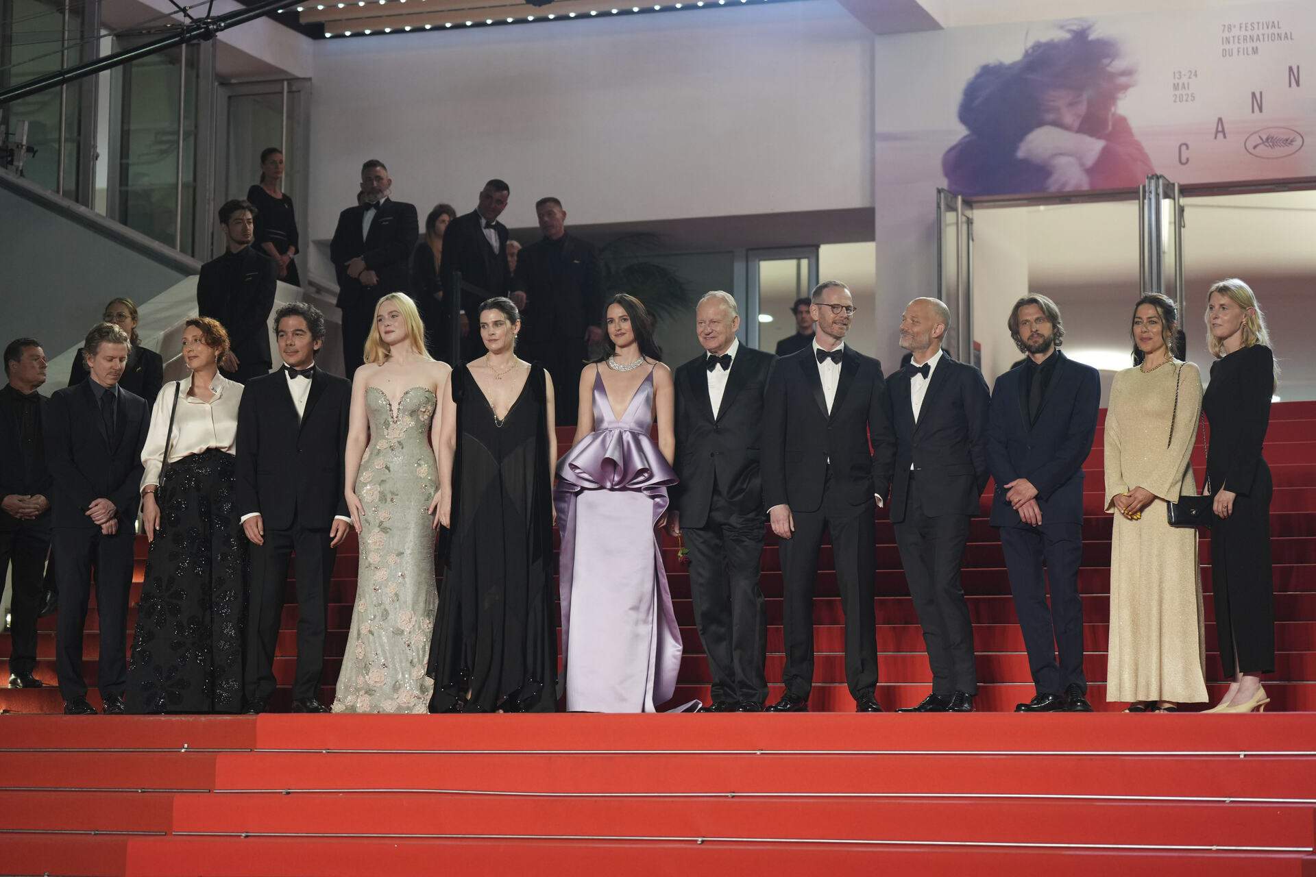 El productor Alexandre Mallet-Guy, desde la izquierda, Juliette Schrameck, el productor Nathanael Karmitz, Elle Fanning, Inga Ibsdotter Lilleaas, Renate Reinsve, Stellan Skarsgard, el director
Joachim Trier, el escritor Eskil Vogt, Anders Danielsen Lie, la productora Maria Ekerhovd y la productora Andrea Berentsen Ottmar posan para los fotógrafos a la salida del estreno de la película Sentimental Value