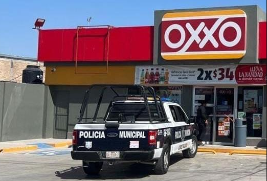 Lo detienen por robar bebidas alcohólicas y botanas en tienda de conveniencia de Gómez Palacio