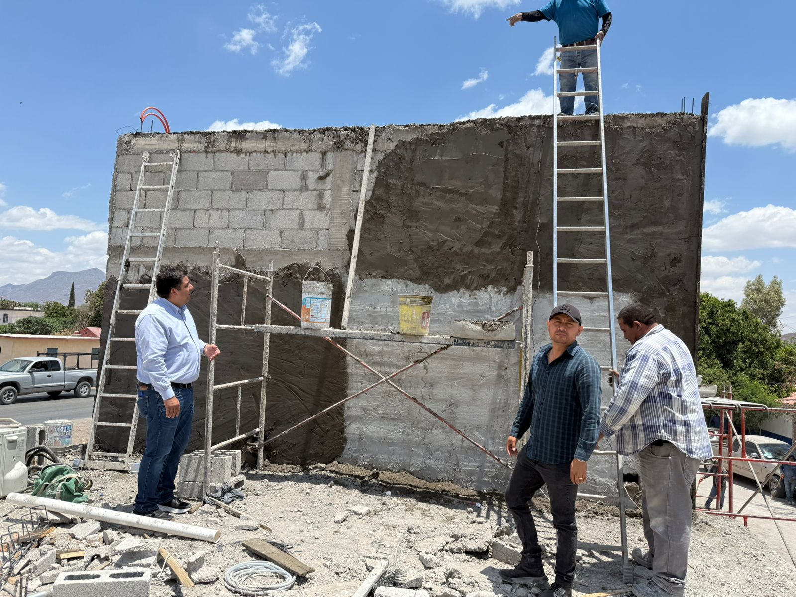 Supervisan construcción de nuevas oficinas del Sapal en Villa León Guzmán