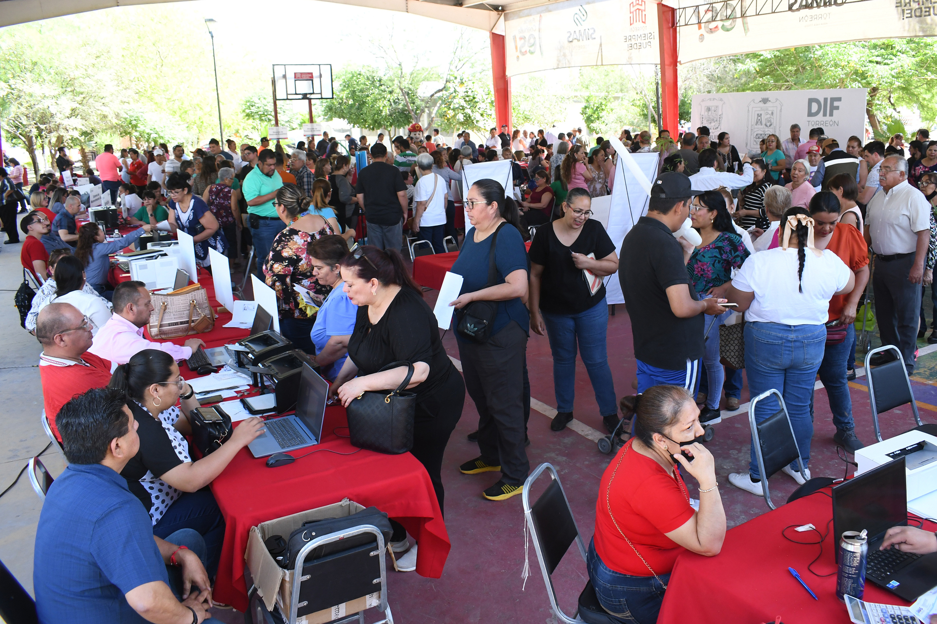 Entregan techumbre en plaza Yankees y anuncian apoyos sociales en Colonia Alamedas