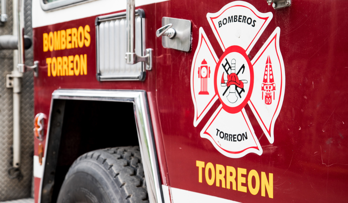Fuego consume dos palmeras y un vehículo durante la madrugada en Torreón