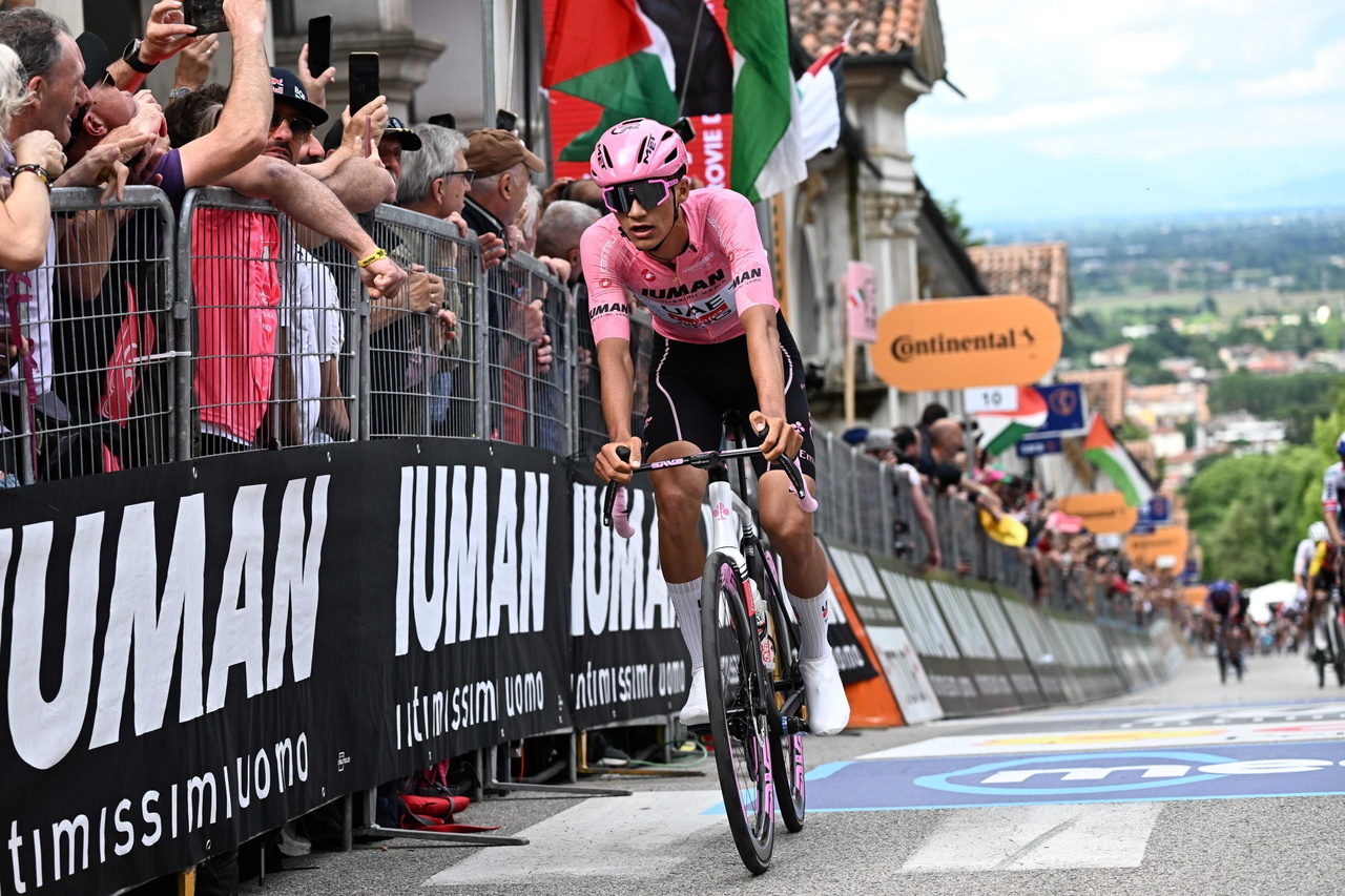 Con su compañero Juan Ayuso de cerca, el ciclista mexicano se mantiene al frente de la clasificación de la competencia italiana.