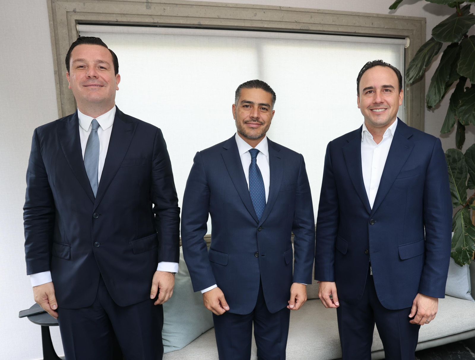 El gobernador Manolo Jiménez Salinas junto al secretario Omar García Harfuch y el fiscal Federico Fernández durante la reunión estratégica para coordinar operativos de seguridad en Coahuila. (CORTESÍA)








