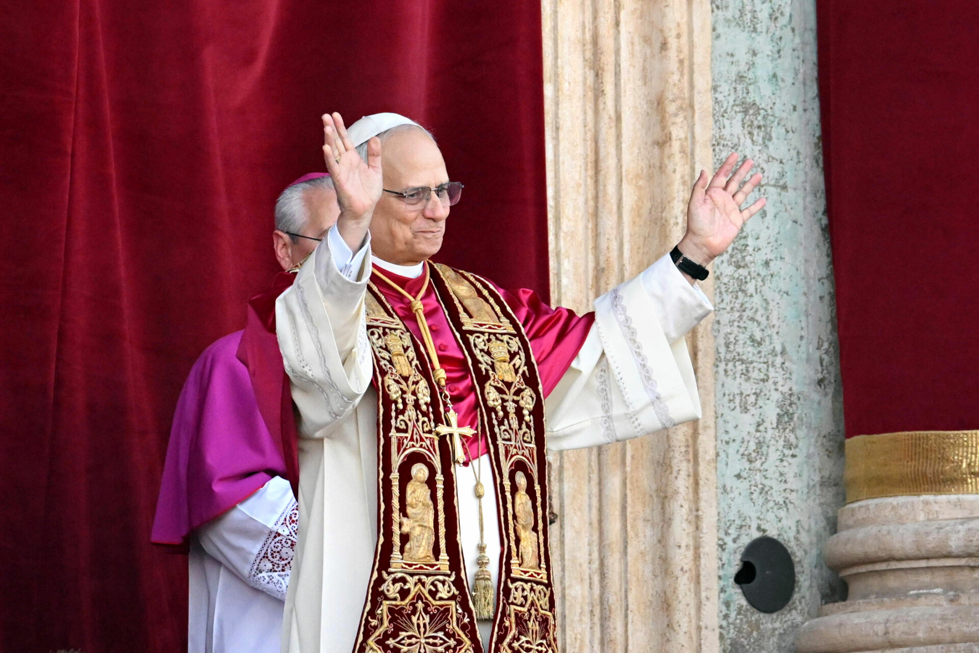 El nuevo papa León XIV bendice a los fieles desde el balcón de la Basílica de San Pedro en el Vaticano. Imagen: EFE/ Alessandro di Meo