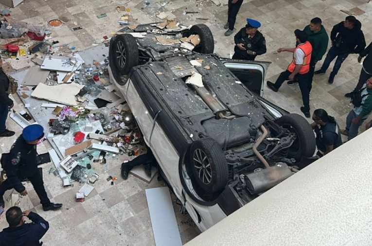Cae camioneta desde tercer piso de estacionamiento en CDMX