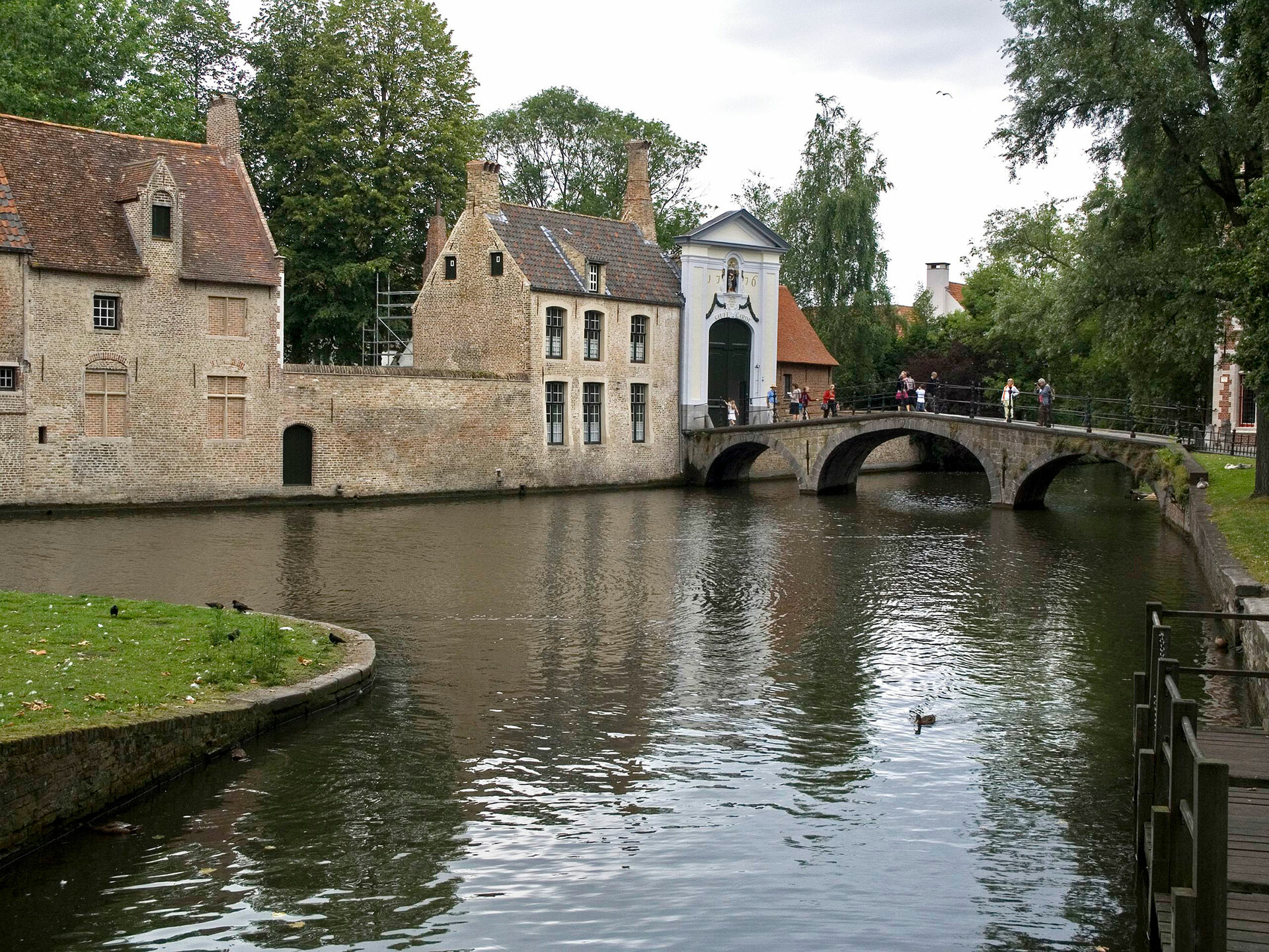 Acceso al beguinato de Brujas, Bélgica. Imagen: Wikimedia