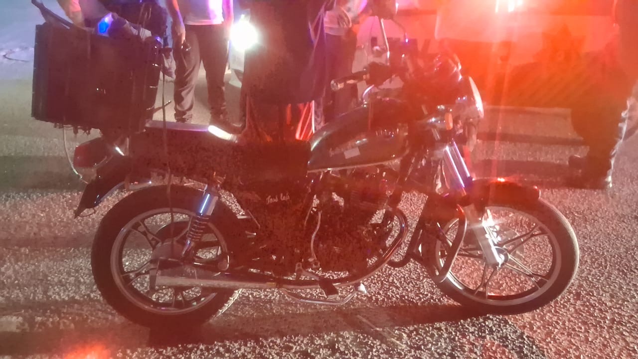 Joven resulta lesionado tras accidente de moto en colonia de Gómez Palacio