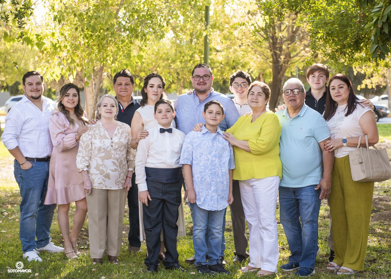 Leonardo Meza Cedillo con su familia, un recuerdo inolvidable de su Primera Comunión.