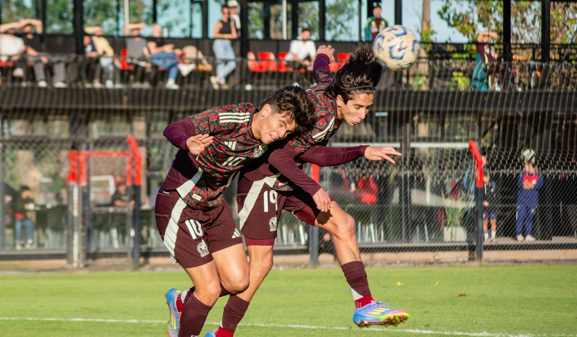 Tanto Máximo (10) como Lucca (19), fueron titulares en el duelo de ayer ante el Newell’s Old Boys. (Especial)
