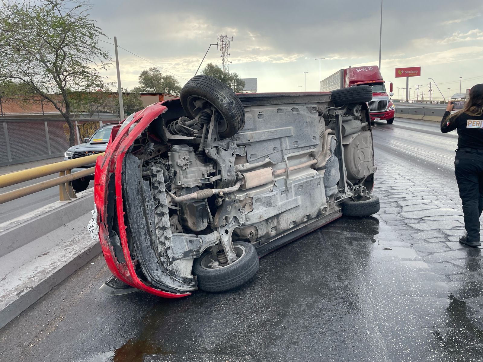 Conductor de auto sufre volcadura en el puente “Libertad” de Torreón