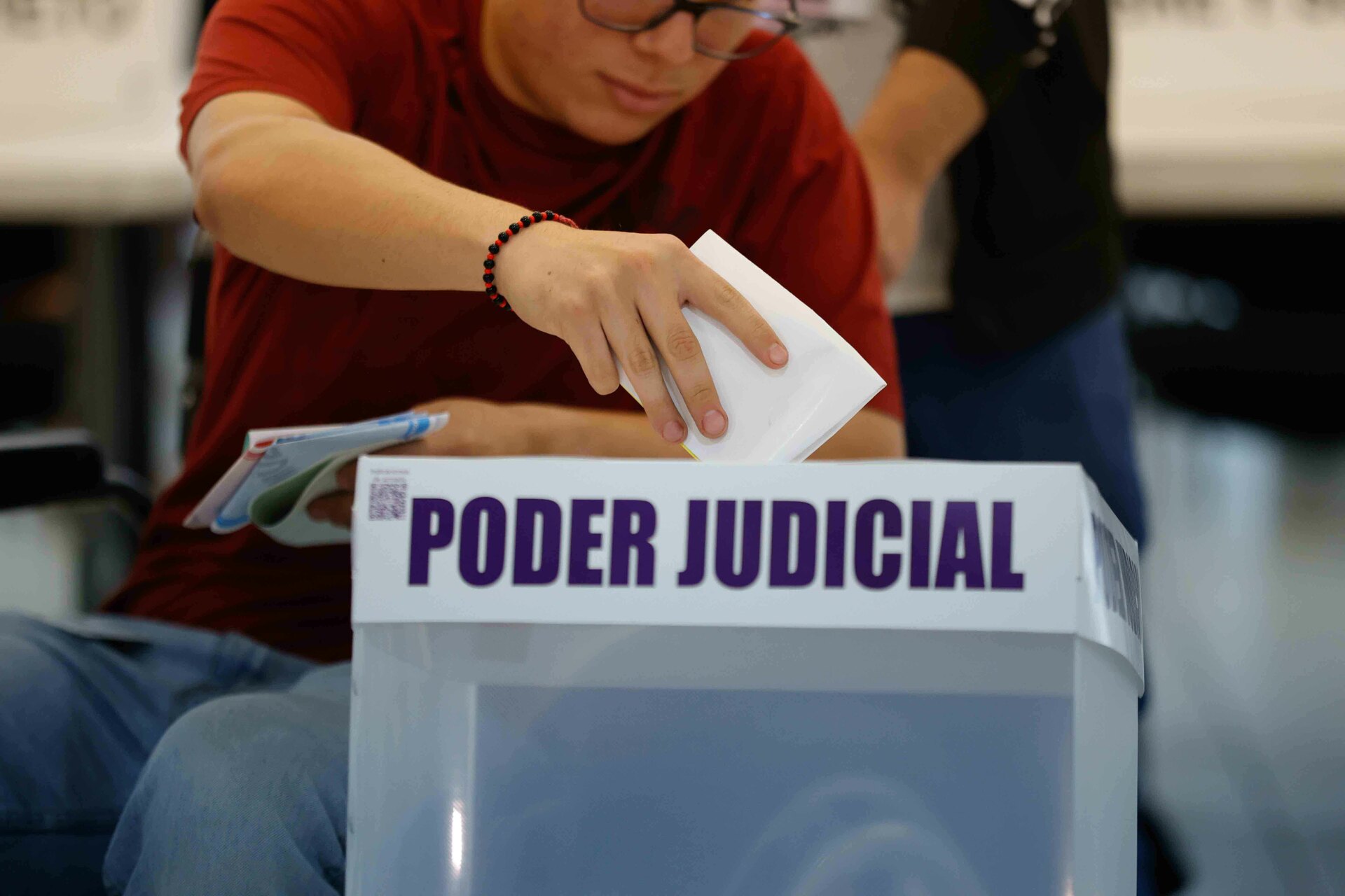 Servidores de la 4T reparten ‘acordeones’ para elección judicial