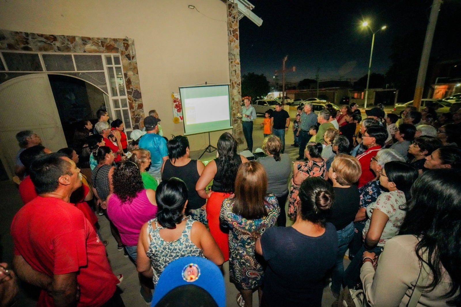 El director de Obras Públicas, Juan Adolfo Von Bertrab Saracho se reunió con los vecinos de las colonias Villa Florida y San Luciano. (MA. ELENA HOLGUÍN)