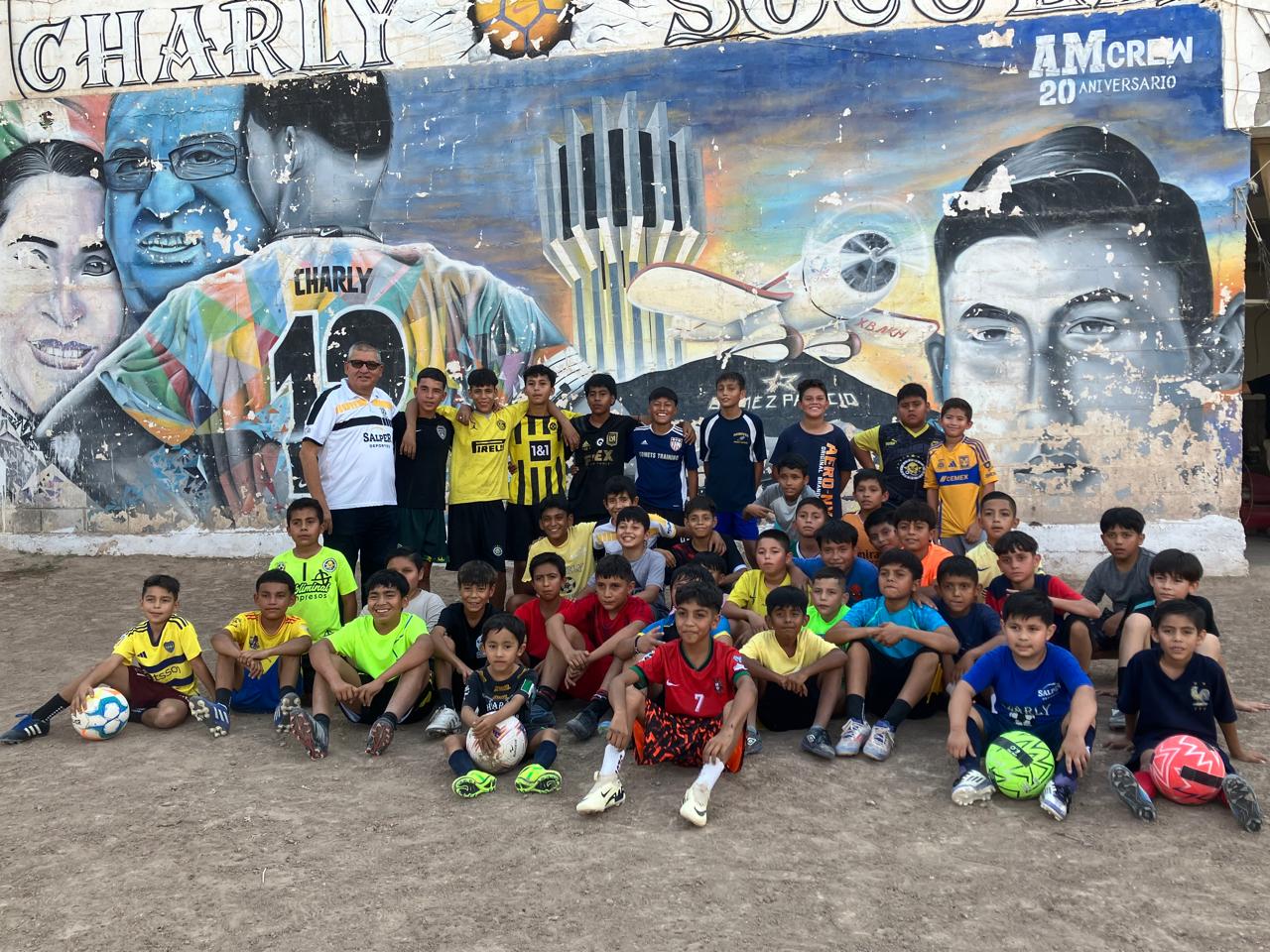 El sueño de decenas de niños y jovencitos laguneros de escasos recursos sigue latente más que nunca, buscando
seguir los pasos y éxitos del futbolista profesional Uriel Antuna, actualmente en Tigres. (META)