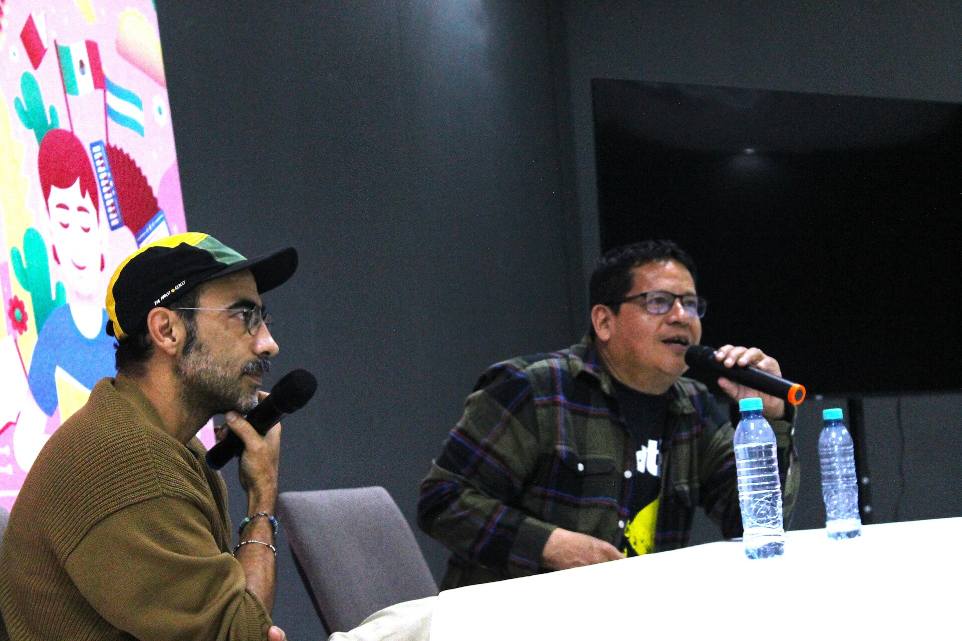 El cineasta mexicano Fernando Frías de la Parra y el novelista Julián Herbert. (GENARO CERVANTES)