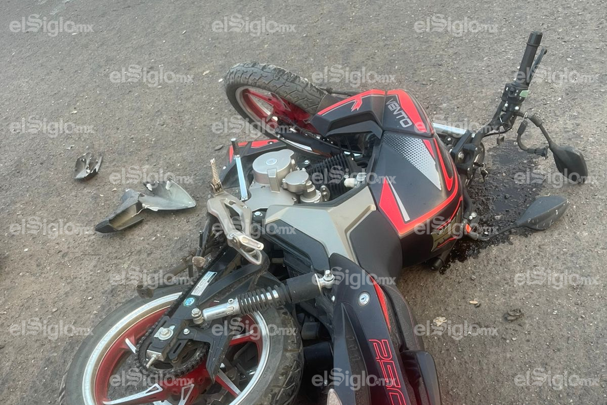 Motociclista se impacta contra camioneta frente al Centro Trailero de Gómez Palacio