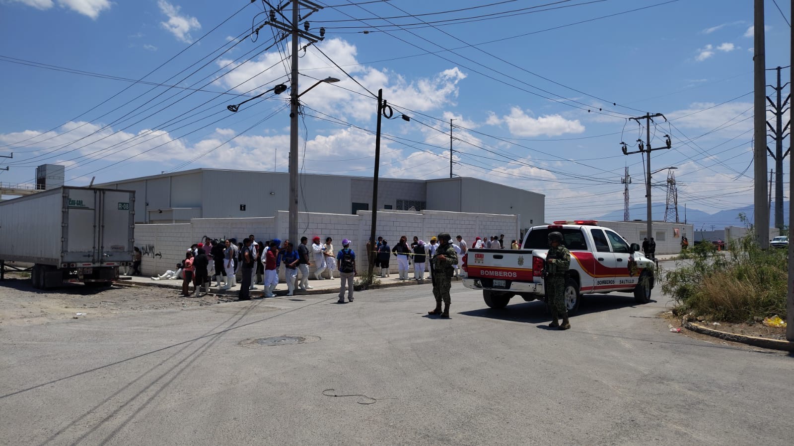 Evacuan a 100 trabajadores tras fuga de amoníaco
