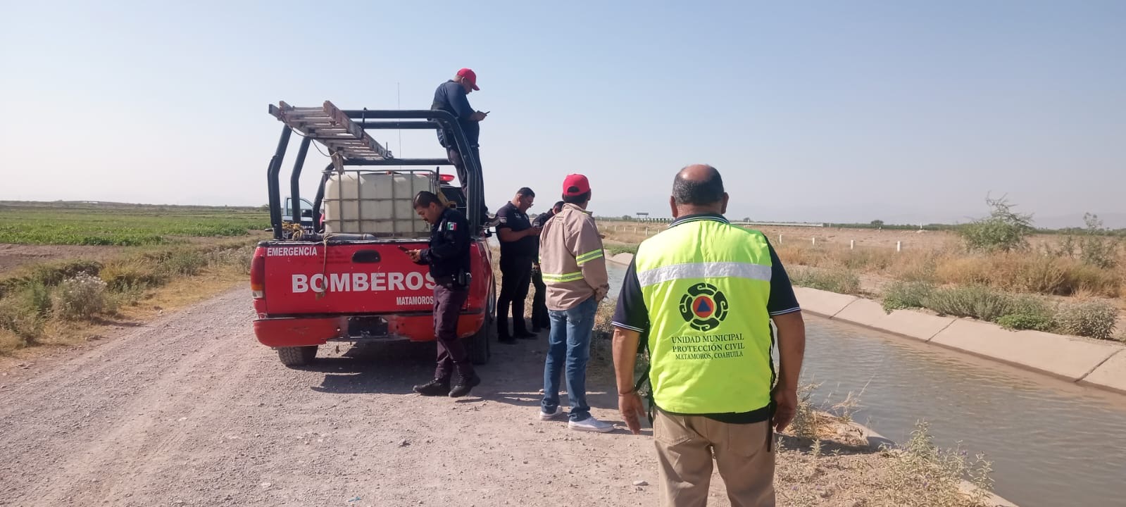 Flota cuerpo en ramal de canal de riego del ejido Compuertas de Matamoros