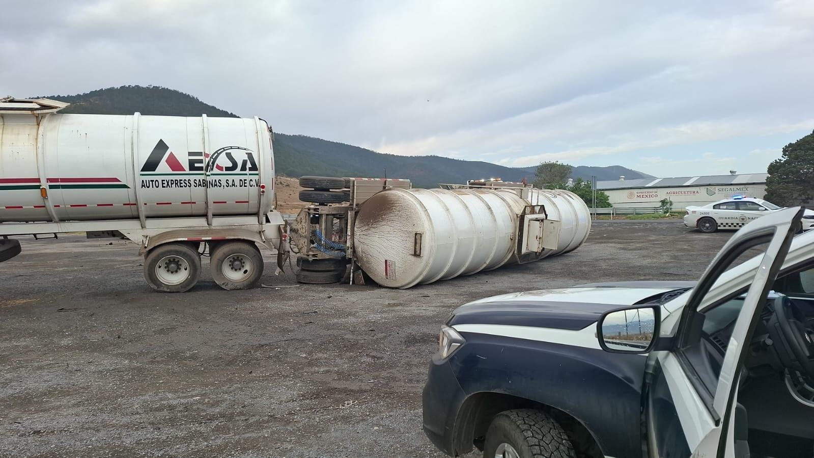 Vuelca pipa en la Carretera Federal 57