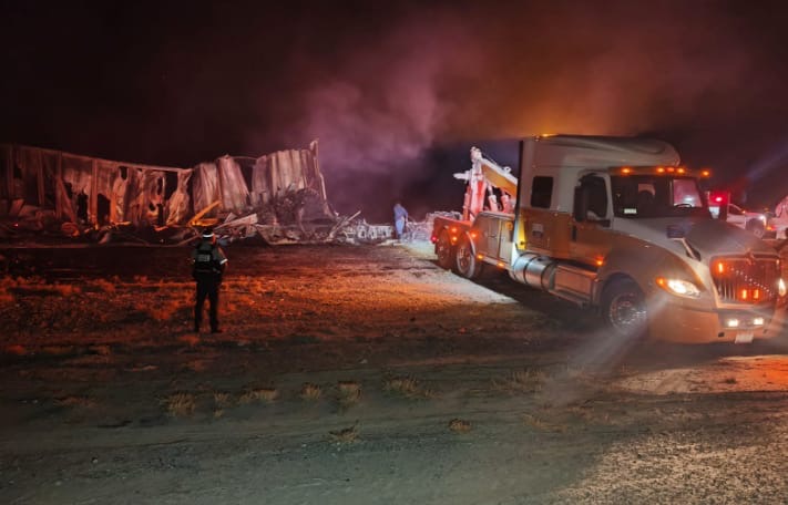 Chocan trailers en la autopista Gómez Palacio-Jiménez, uno volcó y se incendió