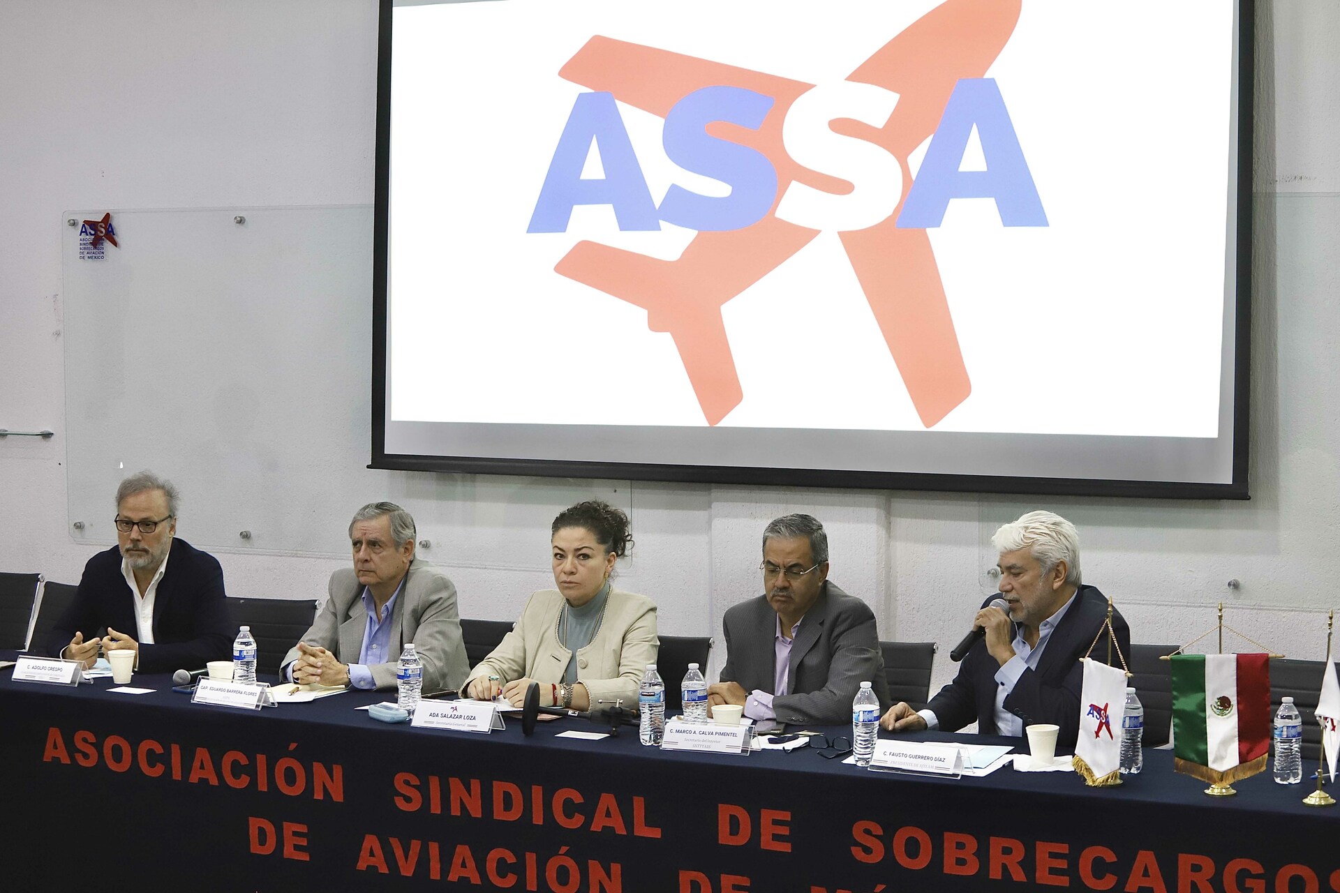 Sobrecargos emplazan a huelga a Aeroméxico para el 1 de junio